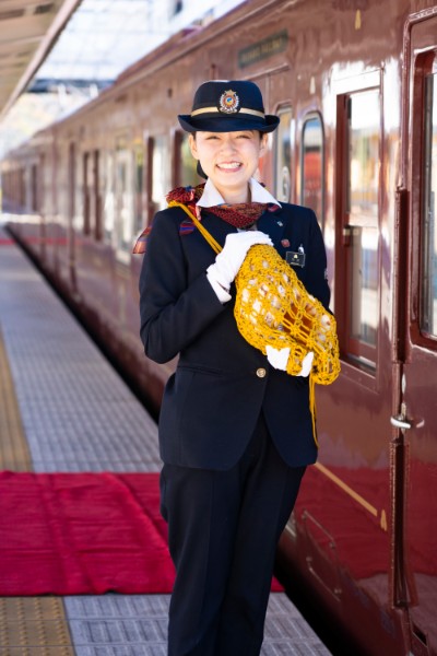 出発時にはほら貝を吹く しなの鉄道の女性客室乗務員 Newsポストセブン