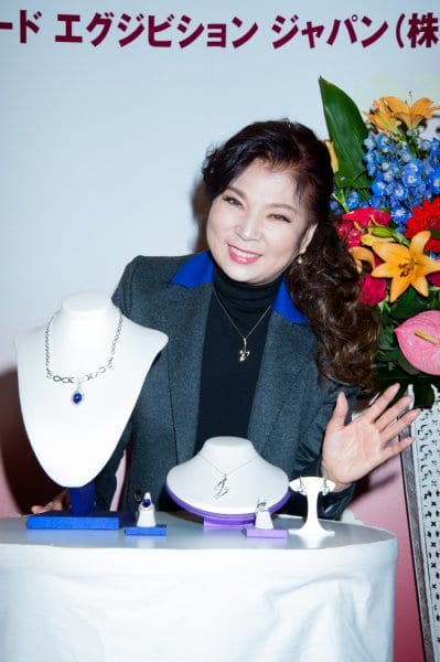 ゴージャスな宝石を前に微笑む八代亜紀