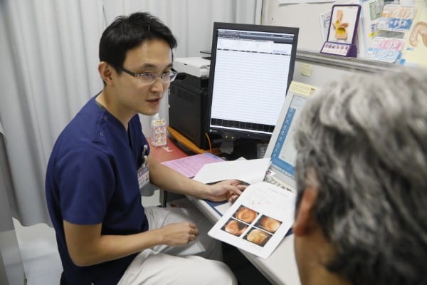 担当医が胃の画像を見せながら診断結果を説明