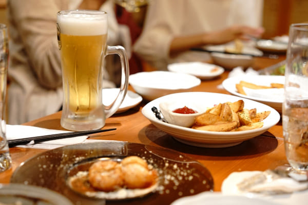 「家飲み」の加速で居酒屋がピンチ（写真はイメージ）