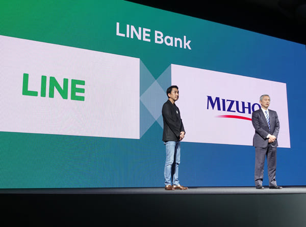 みずほFGと組んで銀行業への参入を表明したLINE（写真／時事）