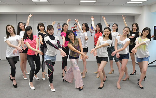 「ミス日本2019」ファイナリスト（前列中央はダンス講師の山岡有美先生）