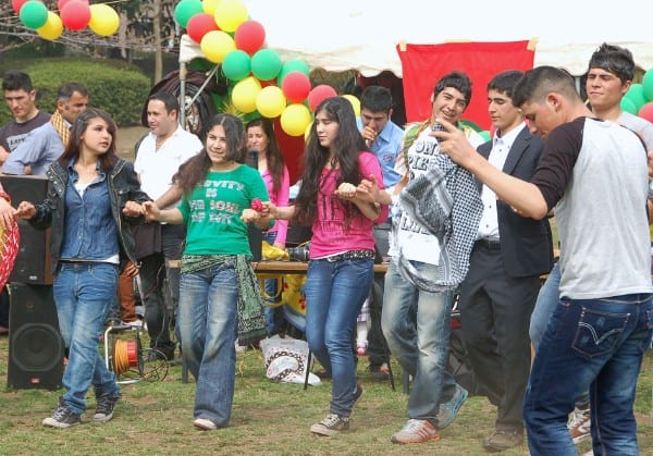 クルド人の新年祭「ネブロス」の様子（蕨市・市民公園）　共同通信社