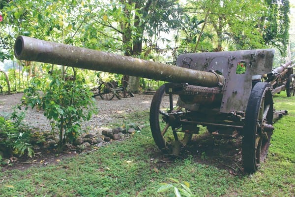 ガダルカナル島西部にあるビル村の戦争博物館に展示された日本軍野砲