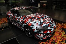 トヨタ東京本社にも展示された新型スープラの試作車(写真:時事)