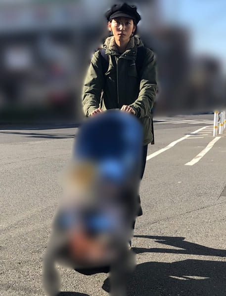 長男のベビーカーを押す杏