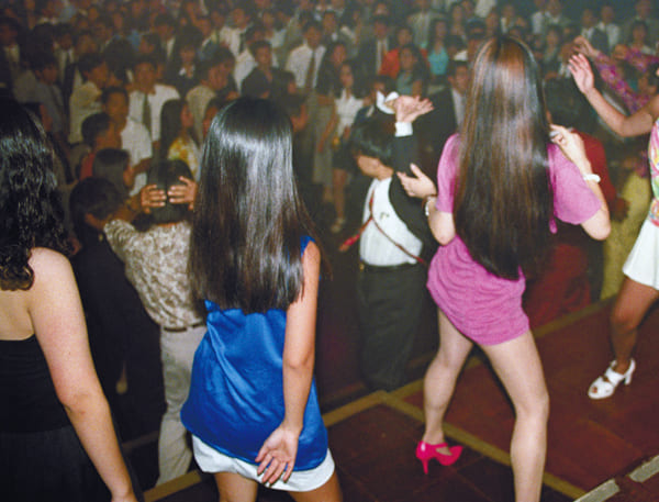 『ジュリアナ東京』ではワンレン、ボディコンの女性たちがお立ち台で乱舞した