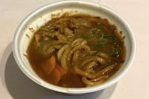 コンビニのカレーうどんを食べ比べ　スープのとろみに違いを発見