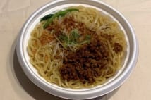 汁なし坦々麺、辛口味噌… コンビニ「まぜそば」メニューを食べ比べ
