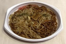コンビニの「ソース焼そば」食べ比べ 家庭の味か、屋台の味か?