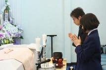 コンパクトな家族葬や直葬が人気、だが都市部と地方部温度差も