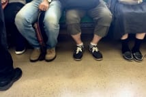 満員電車やオフィスでの新ネットセクハラ 露呈すれば信用崩壊