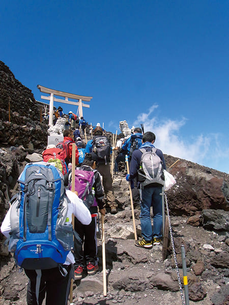 ふるさと納税寄附金を富士山事業による登山者のサポートに使用
