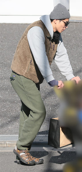 双子の娘のベビーカーを押す東出昌大