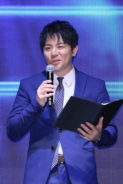 「シャドウバース」のイベントに登場した平岩康佑アナ
