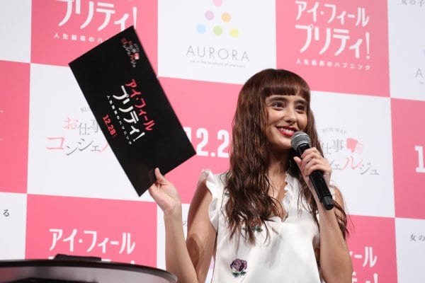 『アイ・フィール・プリティ！』試写会に登場した石田ニコル