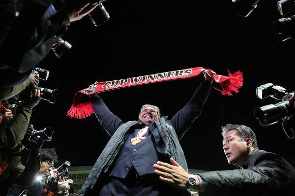 天皇杯優勝を果たし撮影に応じるオリヴェイラ監督（時事通信フォト）