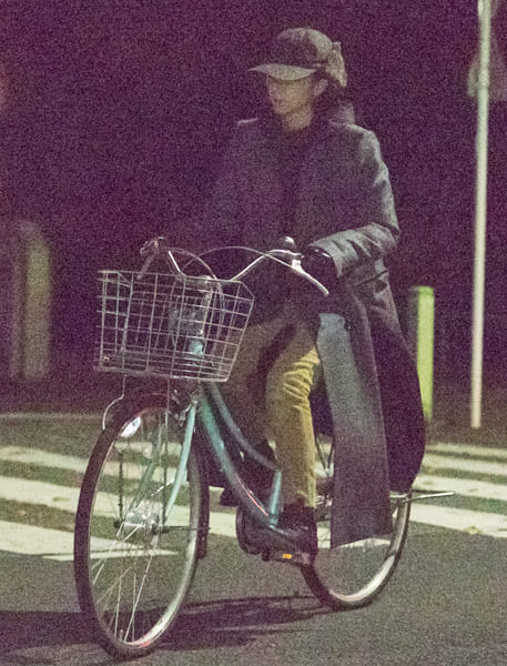 変装もせず、自転車で堂々と表通りを走る満島ひかり（2018年11月）