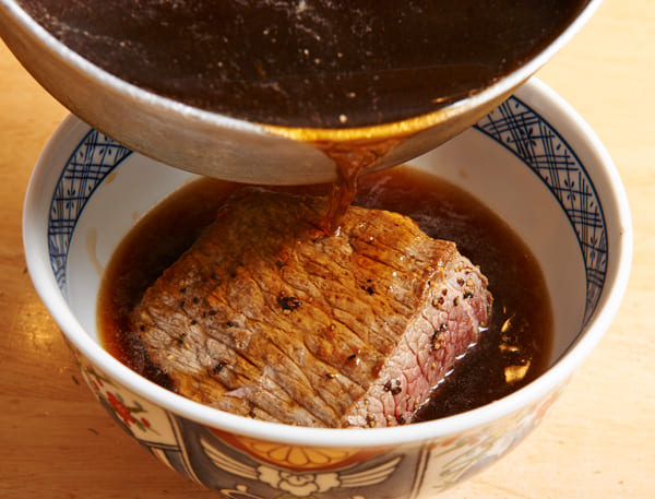 沸騰させたたれを肉が完全に浸るまで注ぐ（撮影／市瀬真以）