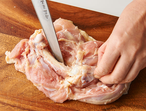鶏肉の厚みを揃える(撮影/市瀬真以)