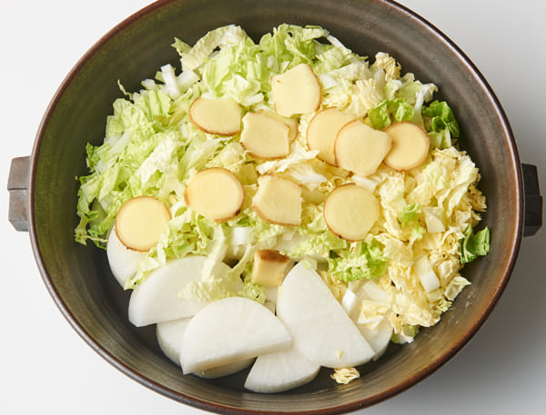 野菜を順に重ねる(撮影/市瀬真以)