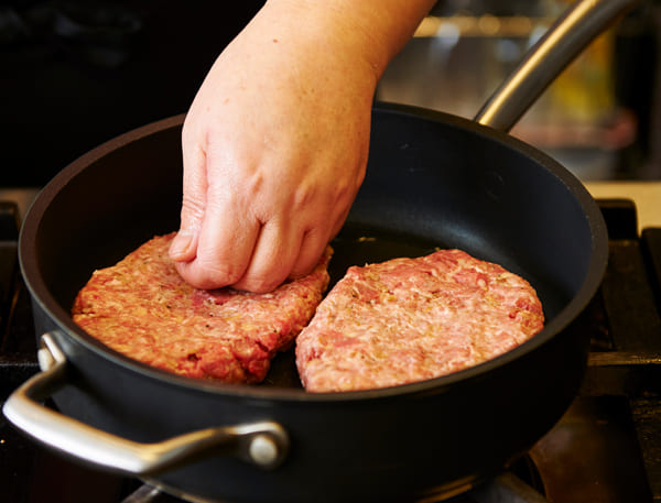 焼き始めにくぼませておく（撮影／市瀬真以）