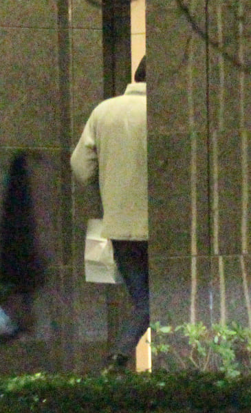 ケーキの箱を持って帰宅した坂口健太郎