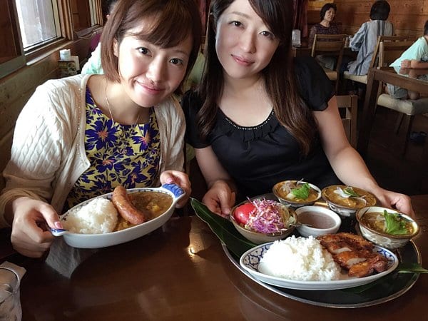 プライベートでは2人で旅行に行く仲。佐藤さん（左）と安澤さん（右）