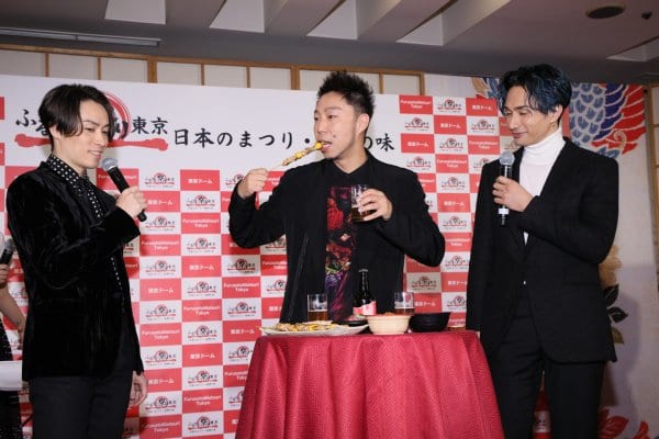 「秋田美人セット」の食レポをするEXILE USA