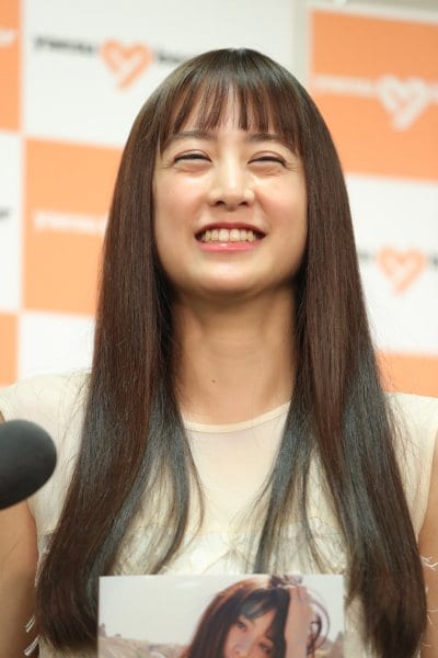 初の写真集を出し笑顔の山本美月