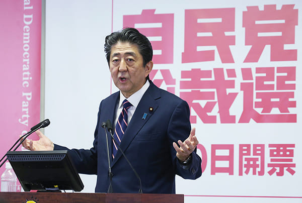 2019年も安倍政権は安泰の土俵の上に（時事通信フォト）