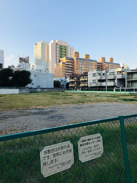 南青山児相の建設予定地。付近にはおしゃれなカフェやブランドショップが立ち並ぶ