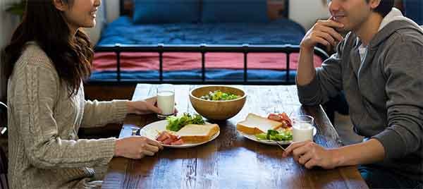 性愛や恋愛の対象でなくても心が満たされる関係もある（写真／アフロ）