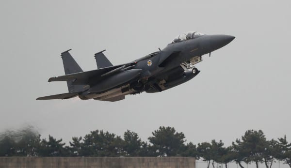 韓国の主力戦闘機、F15K（EPA＝時事）