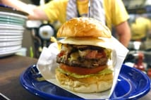 究極の「グルメバーガー」は具材の積み上げ順も計算されている