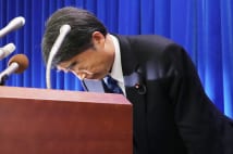 勤労統計の不正問題で謝罪する根本匠厚生労働相(写真:時事通信フォト)
