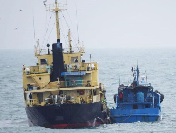 昨年2月、東シナ海の公海上で船籍不明の船（右）に横付けする北朝鮮船籍タンカー[防衛省提供]　時事通信フォト