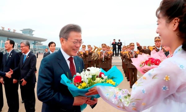 平壌の空港で花束を受け取る文在寅大統領　代表撮影/Pyeongyang Press Corps/Lee Jae-Won/AFLO