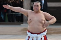 稀勢の里に角界で応援ムード　「なんとか延命してほしい」