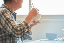 老人ホームの食事 親は軽減税率適用も親族は10%課税に