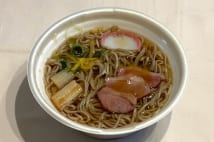 鴨南蛮、海老天… コンビニで買える「温かいそば」を食べ比べ