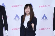 橋本環奈のスーツ姿と幼少期を映した写真