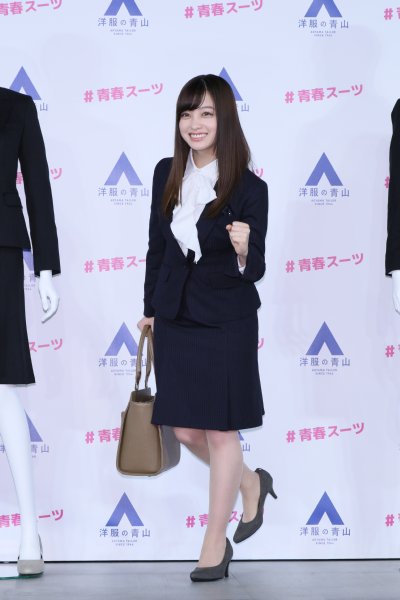 橋本環奈のスーツ姿と幼少期を映した写真 Newsポストセブン