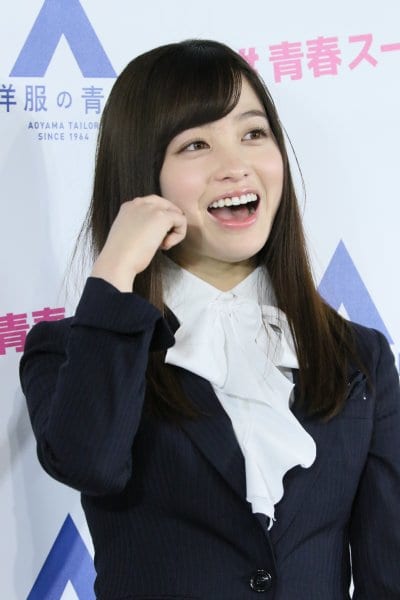 拳を頬にあてる橋本環奈