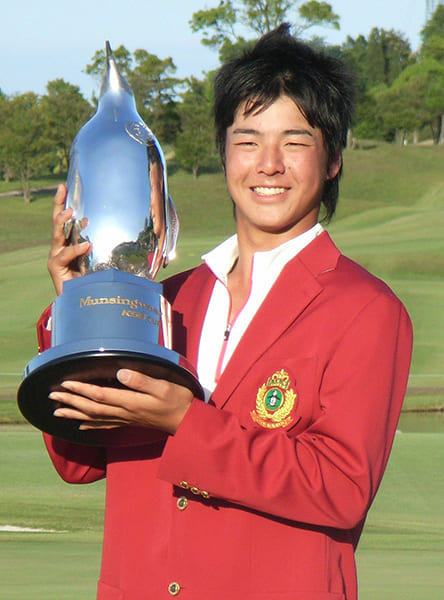 15才の石川遼選手が男子プロゴルフツアーで初優勝（時事通信フォト）