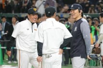 昨年の日米野球では原辰徳監督と松井秀喜氏が談笑する姿も見られたが（写真：時事通信フォト）