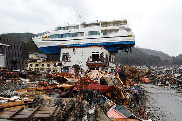 東日本大震災では津波で船が住宅地に流された（時事通信フォト）