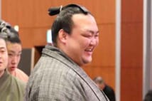 引退の稀勢の里、初場所後に見せた笑顔と後援会長の期待