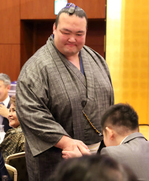 ひとりひとりと丁寧に言葉を交わす稀勢の里