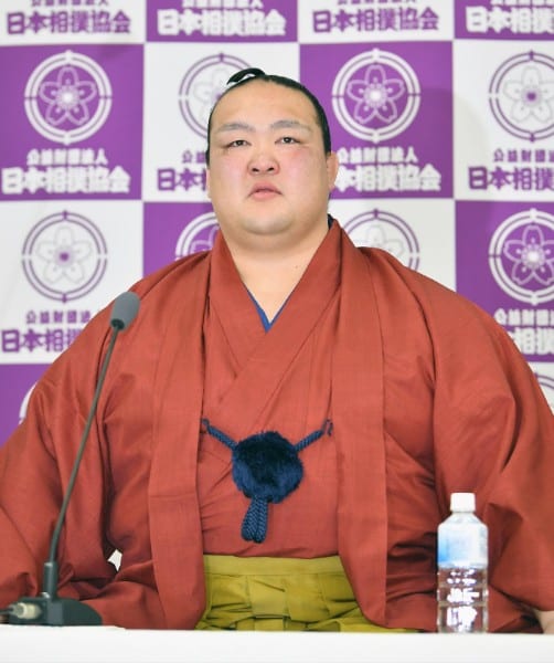 現役引退の会見で涙を見せる稀勢の里